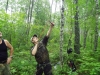Михаил Франчук с помощью рогатки забрасывает шнур на ветки гнездового дерева