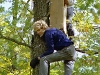 Очень важно самому остаться на дереве, не выронив при этом гнездовой ящик